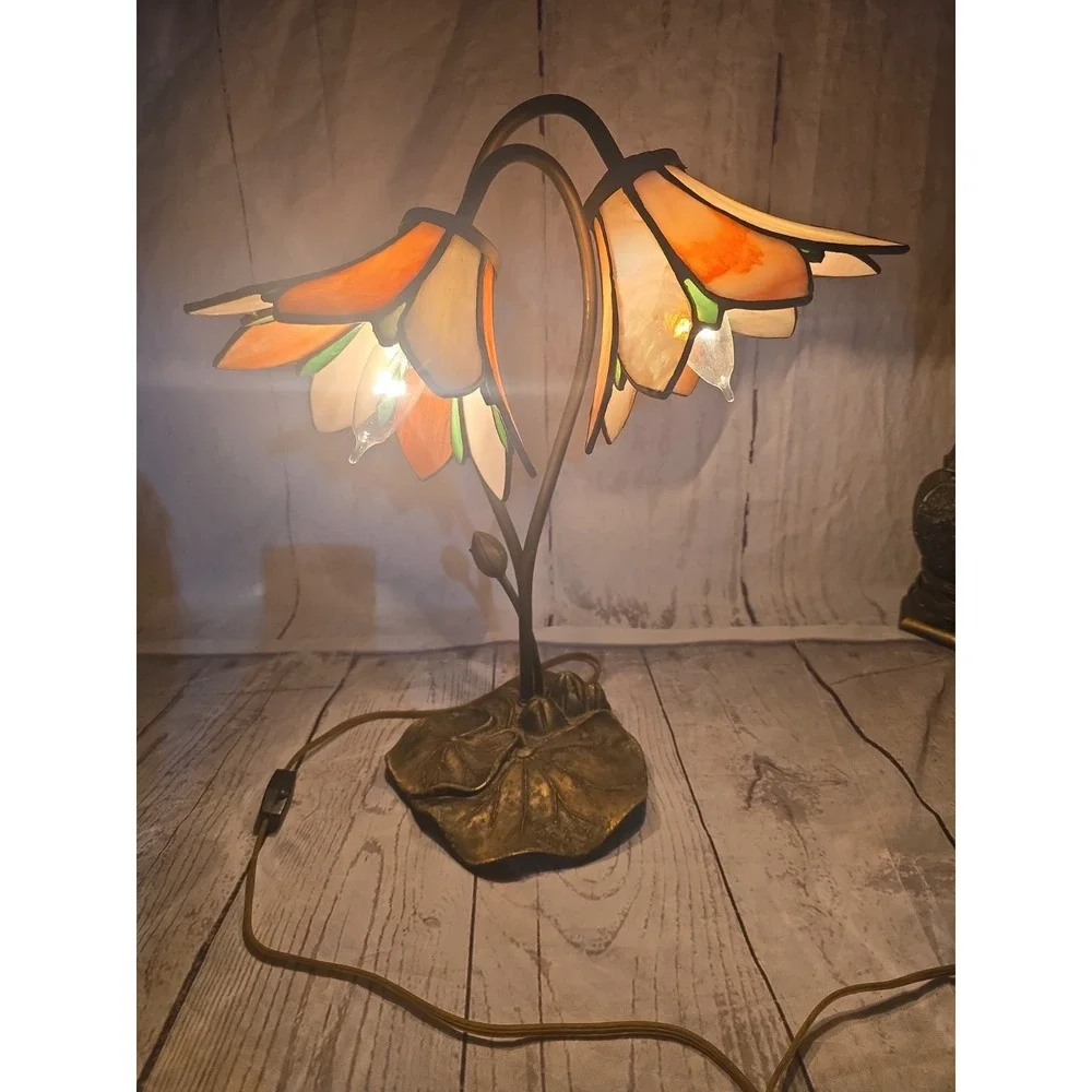 VTG. Tiffany Style Slag Glass  Flower Stained Glass Table Lamp Lily Pad Base